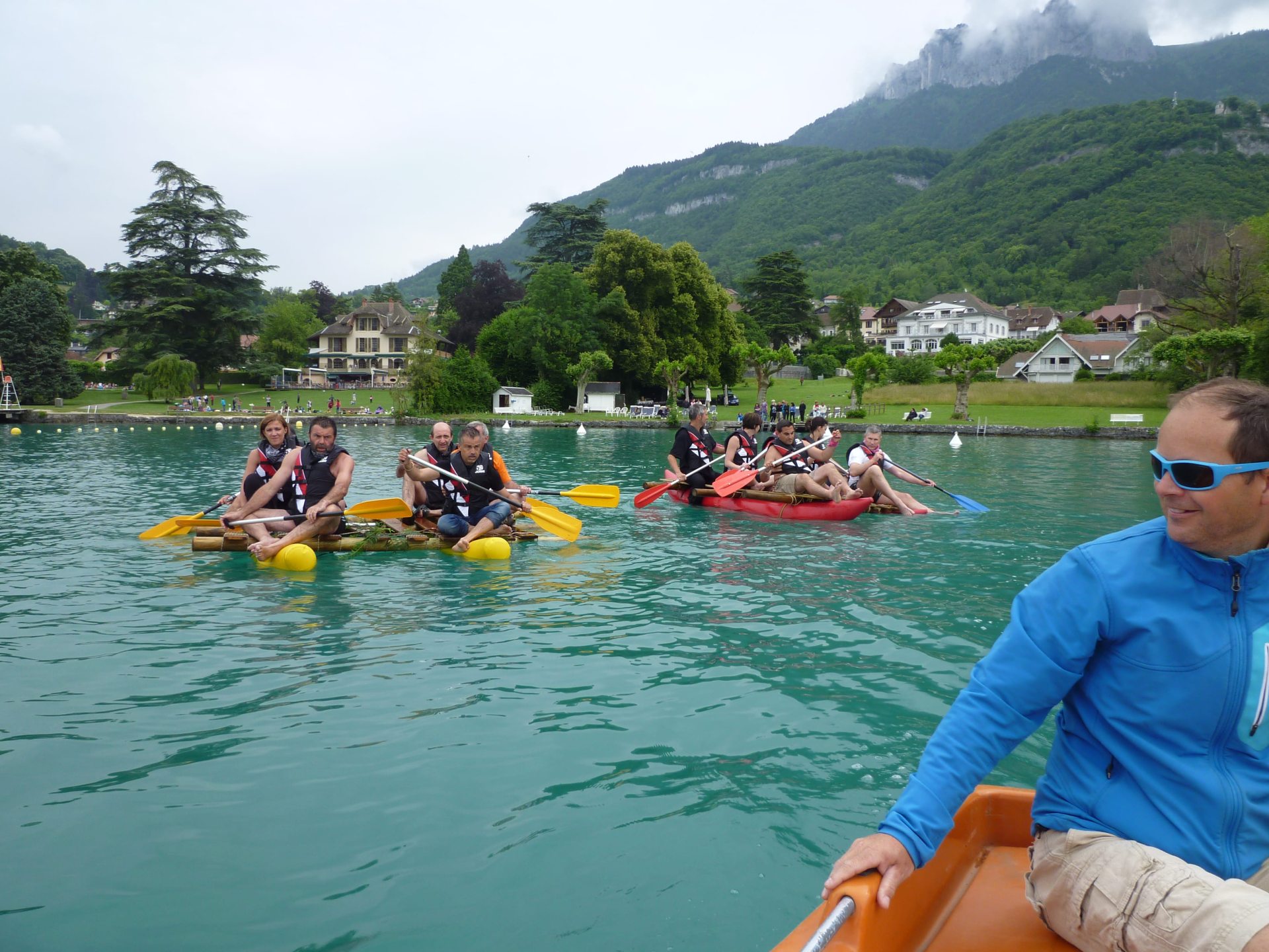 Team-building course sur radeaux à Annecy